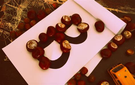 vaikas konstruoja raides iš pagaliukų