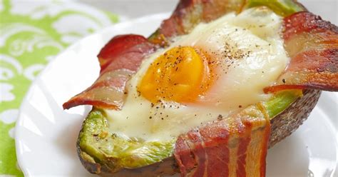 Kiaušiniai avokado puselėse