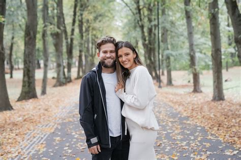 Nėščiosios portretas su partneriu, jauna pora