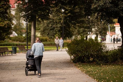 Tėvai su vaiku, simbolizuojantys šeimos gerovę ir išmokas