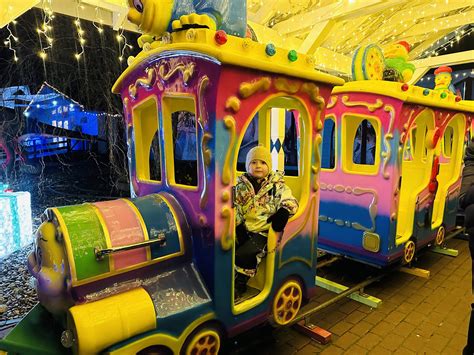 vaikai žaidžiantys žiemos pramogų parke