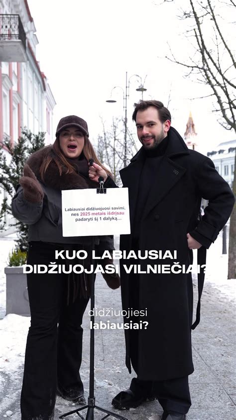 Žmonės dalinasi gimtadienio sveikinimais per socialinius tinklus