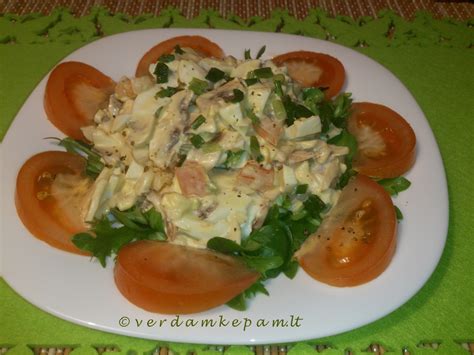 lėkštė su spalvingomis pievagrybių ir kiaušinių salotomis