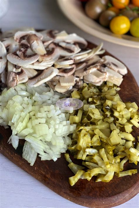 pjaustytų kiaušinių ir pievagrybių rinkinys prieš maišymą