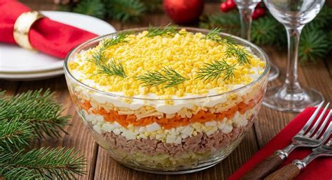 paruoštos salotos stikliniame dubenyje