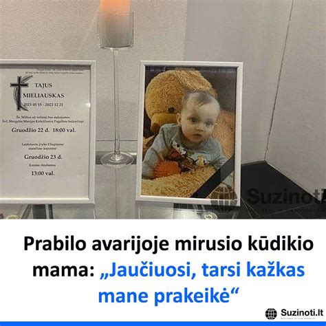 Kūdikio mama tikrina jam nugarėlę