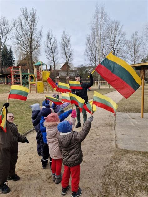Vaikai švenčia Kovo 11-ąją su Lietuvos vėliavėlėmis