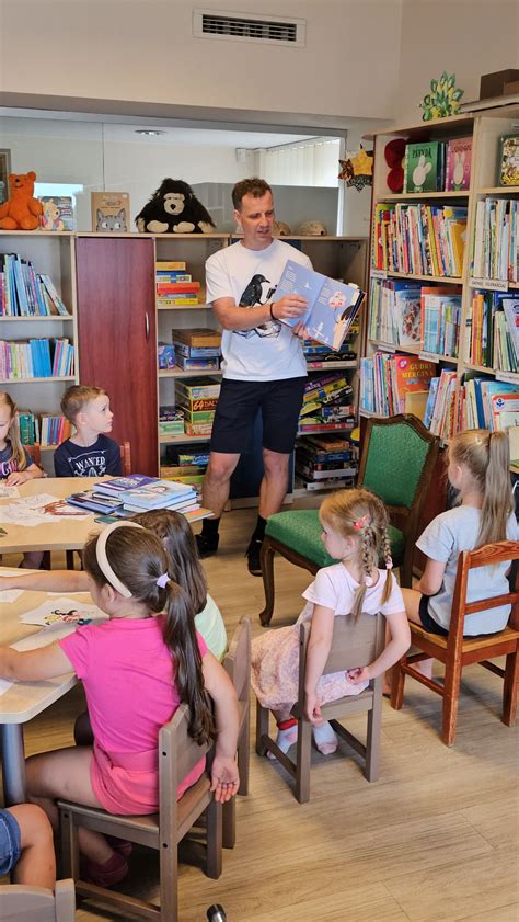 Darželio auklėtoja skaito knygą vaikams