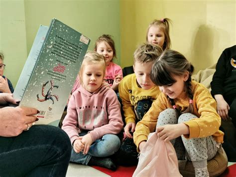 vaikai klauso mokytojos skaitomos knygos