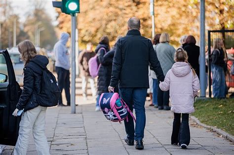 Tėvai pasiima vaiką iš darželio