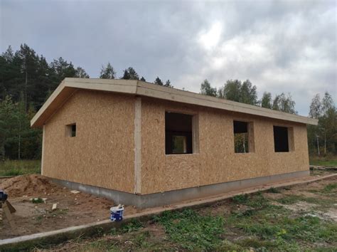 Vaikų statomas „namas“ iš suolų ir medžiagos skiaučių