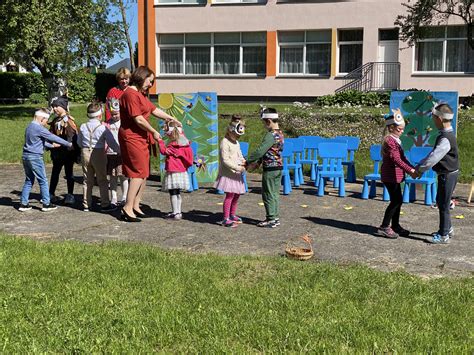 vaikų išleistuvės darželio kieme