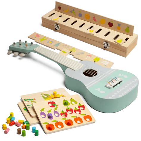 vaikas groja vaikišku muzikiniu instrumentu