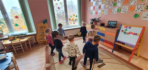 pedagogas stebi vaikų žaidimą