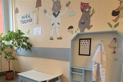 pavasariškai dekoruota darželio erdvė su gėlėmis ir spalvingais akcentais