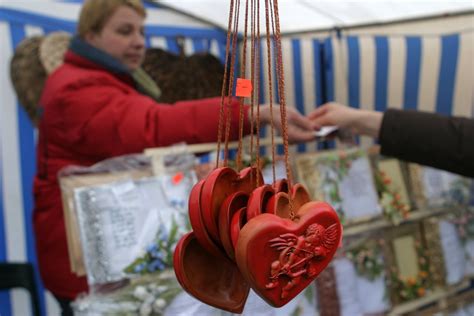 šeima ruošia Valentino dienos dekoracijas kartu