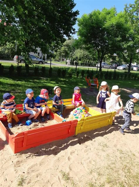 vaikai atlieka kvėpavimo pratimus darželyje