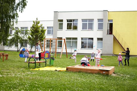 Infografika: Vaikų darželių laukiančiųjų eilės Vilniaus mikrorajonuose