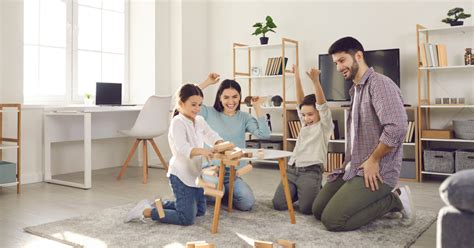 Tėvai su vaikais prie darželio pastato
