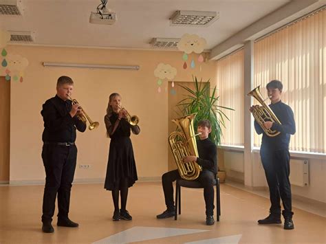 Muzikos pamoka darželyje su instrumentais