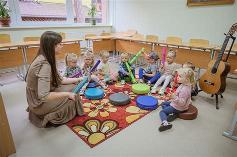 Muzikos mokytojas vedantis ritminę veiklą vaikams