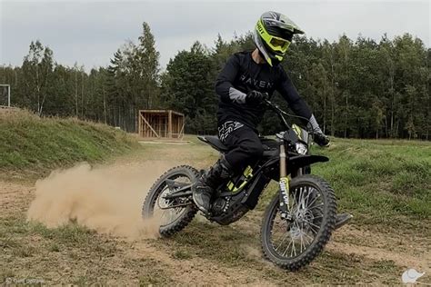 vaikas važiuoja elektriniu motociklu lauke