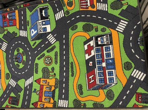 vaikiškas kilimas su automobilių trasa vaikų kambaryje