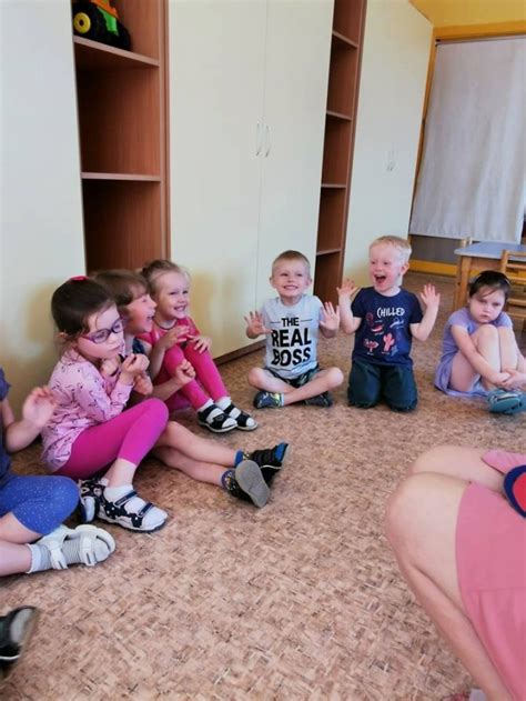 Vaikai dalyvauja renginyje „Jausmų uogienė“