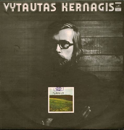Vytautas Kernagis su gitara scenoje