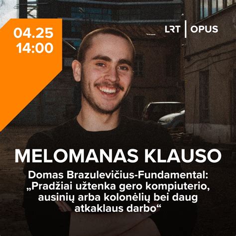 Muzikos prodiuseris dirba prie kompiuterio