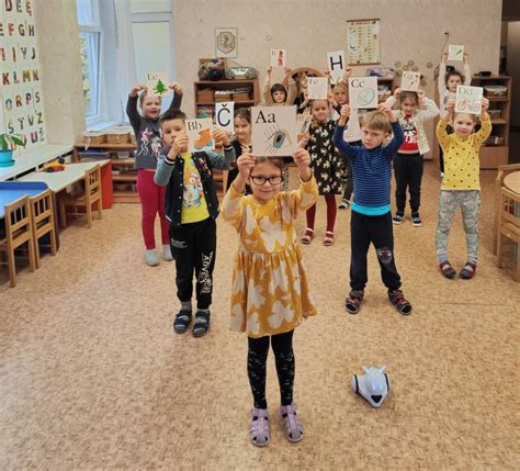 vaikas su edukaciniu veiklos kubu