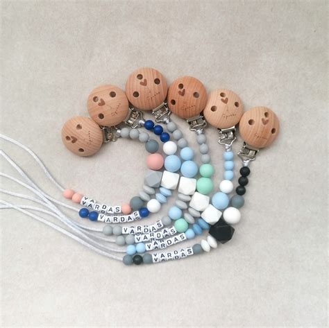 Vardiniai mediniai čiulptukų laikikliai