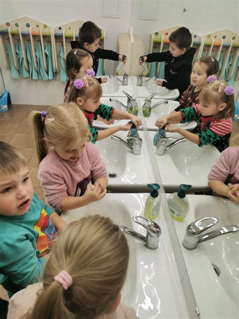 Vaikai atlieka rankų plovimo eksperimentą