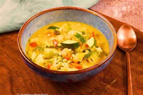 daržovių karis lėkštėje