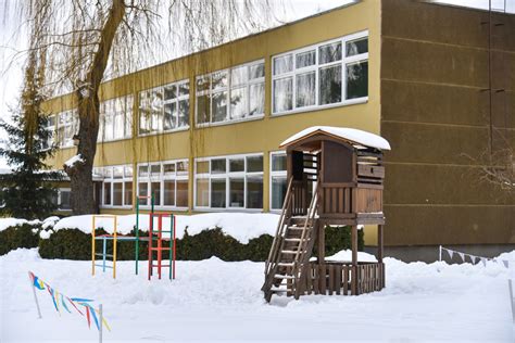 Vaikai, matuojantys temperatūrą prie įėjimo į darželį