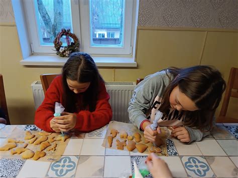 Vaikai kepa sausainius tradicinėje sodyboje
