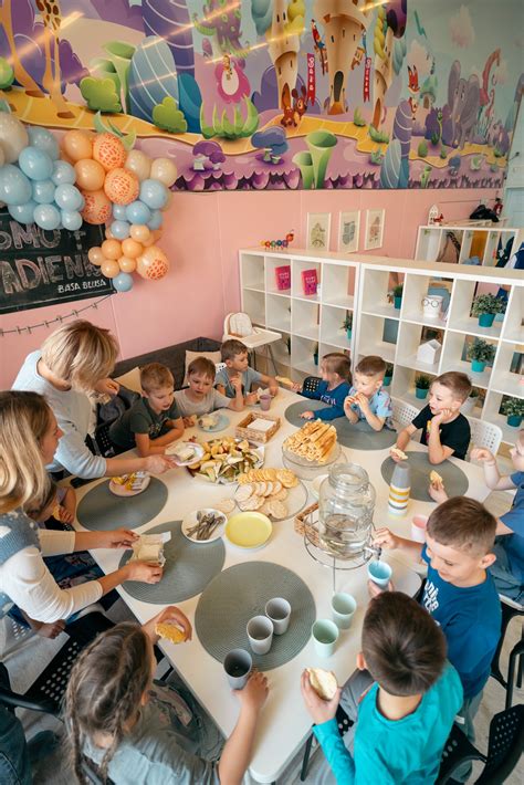 Teminis gimtadienio dekoras vaikų žaidimų kambaryje