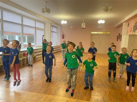 Vaikai atlieka jėgos pratimus su trenerio priežiūra