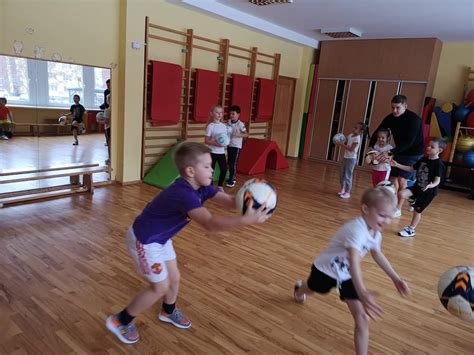 Vaikai CrossFit treniruotėje su treneriu