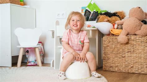 vaikas sėdi ant spalvoto vaikiško puoduko