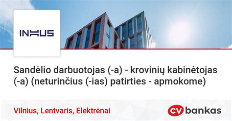 darbuotojas tikrinantis meniu dokumentaciją