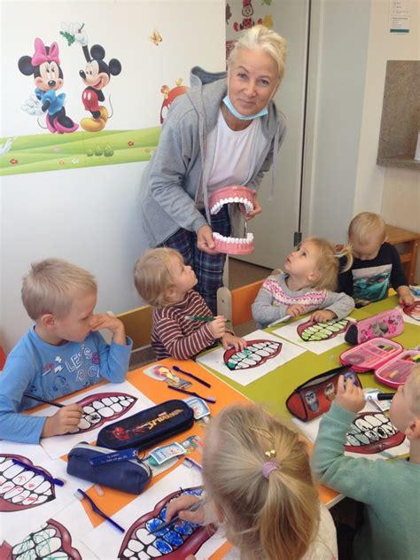 Vaikai valo dantukus dantų muliažo pagalba