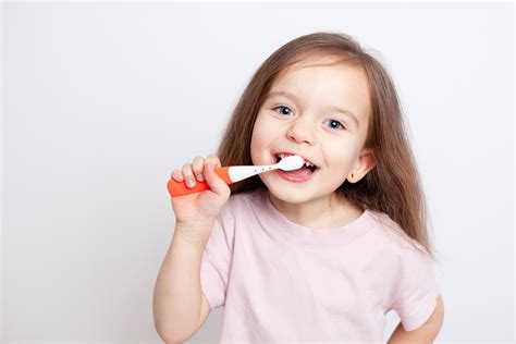 Tėvai moko vaiką valytis dantis