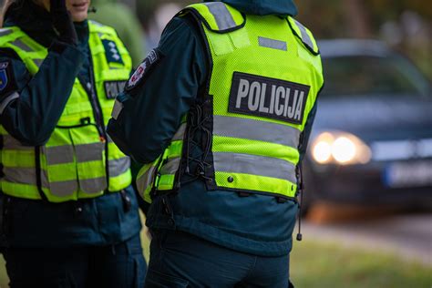 Tėtis masažuoja besilaukiančios moters nugarą