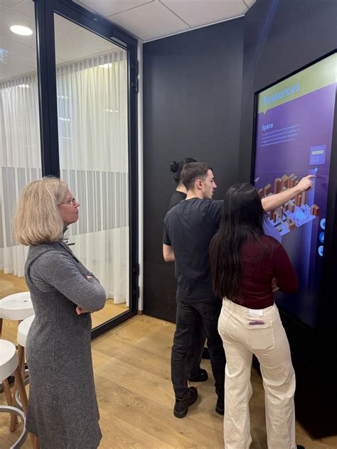 Erasmus+ studentai su vaikais Kleboniškio miške