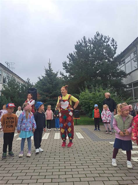 Vaikai šoka liaudies šokius