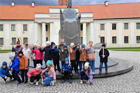 Vaikų grupė ekskursijoje Lietuvos gamtoje