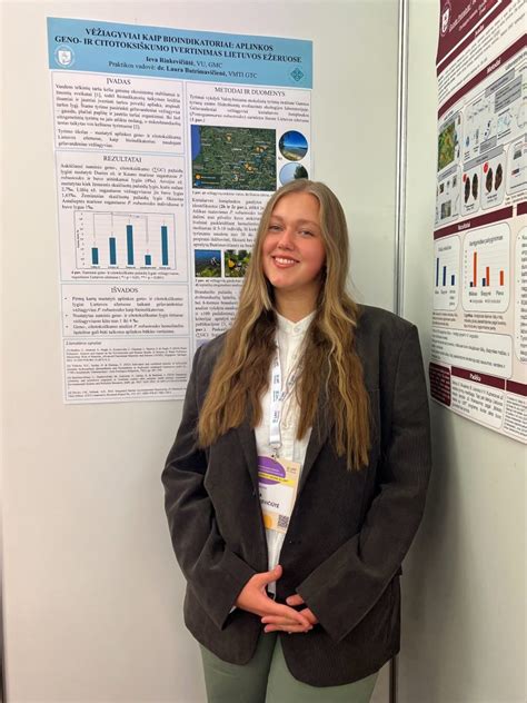 Akušerijos studentai praktikos metu su simuliacine įranga