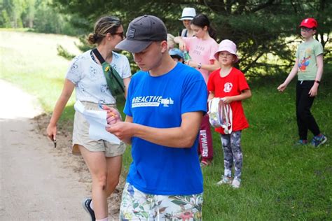 vaikai sukarintoje stovykloje atlieka užduotis
