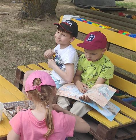 vaikai užsiima kūrybine veikla